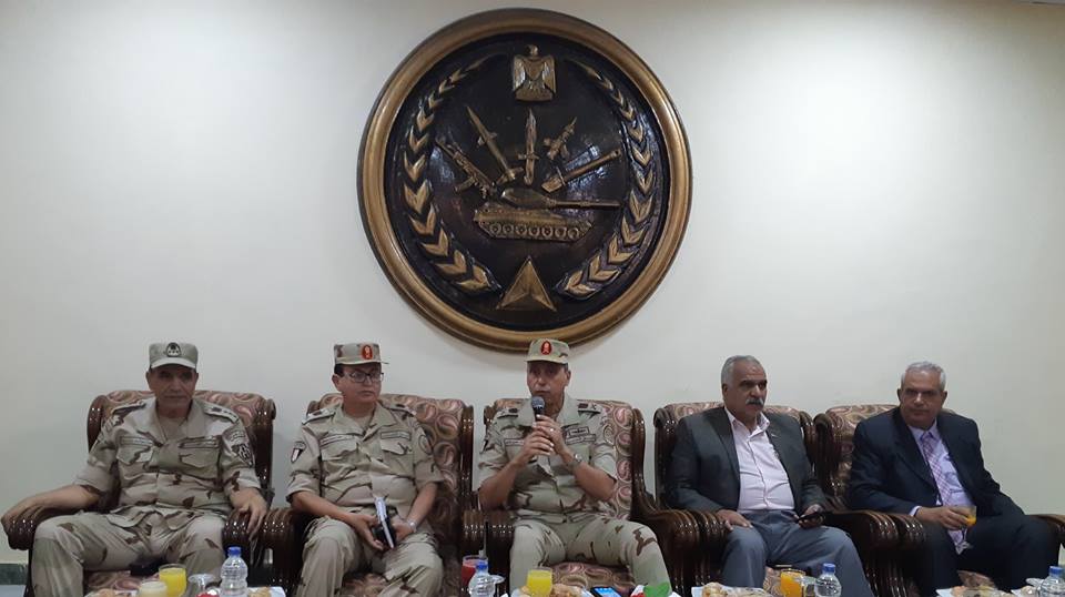 بالصور شباب سفينة قناة السلام يرفعون علم مصر فى محافظة السويس