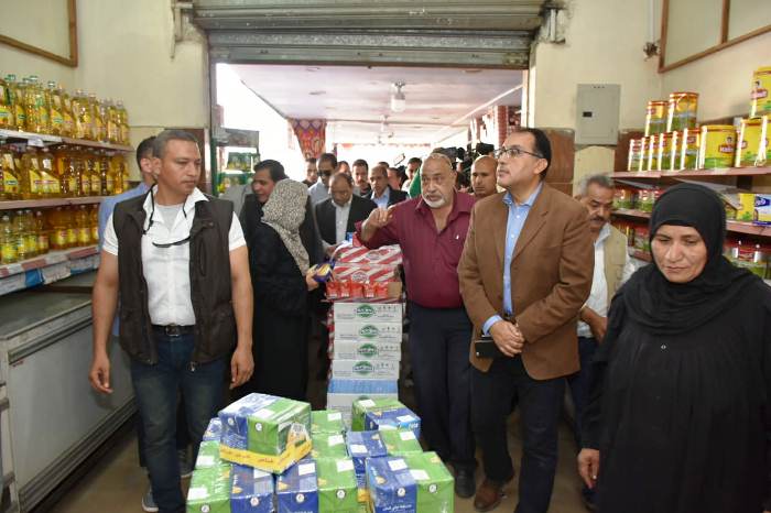 رئيس الوزراء يُفاجيء مدرسة الزقازيق الثانوية الزراعية والمنافذ الإستهلاكية بميدان التحرير