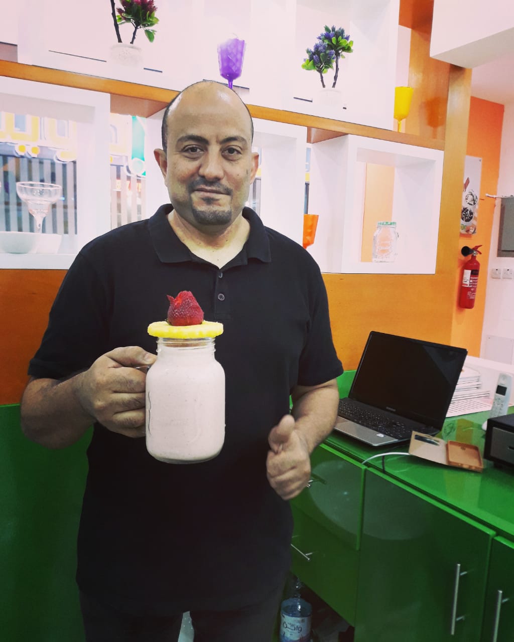 كوكتيل اسموثي فراولة وموز مقدم من الشيف حسين