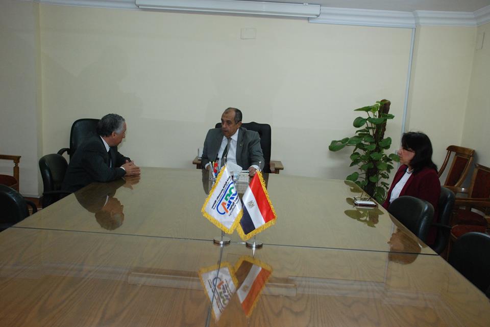 وزير الزراعة يشيد بأداء العاملين في معهد القطن