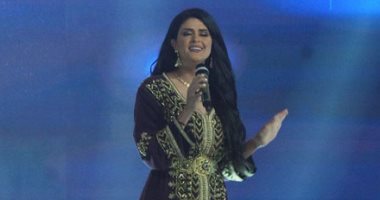 المغربية سلمى رشيد تشدو وتبهر المشاركين بمنتدى شباب العالم فى شرم الشيخ