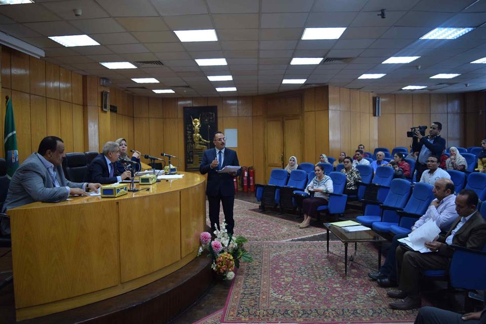 محافظ المنيا يبحث شكاوى المواطنين ويشدد على تيسير مصالح الناس