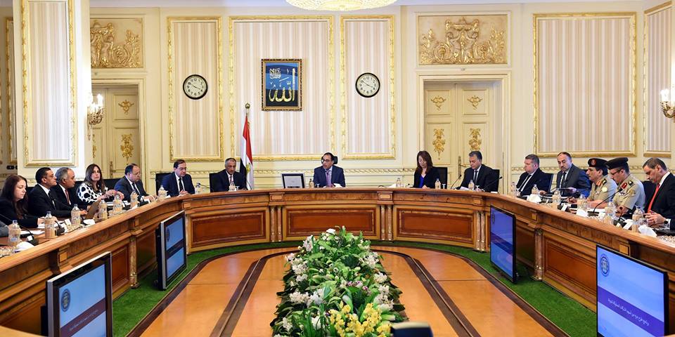 رئيس الوزراء يبحث مشاكل مستثمري السياحة والعقارات بمطروح