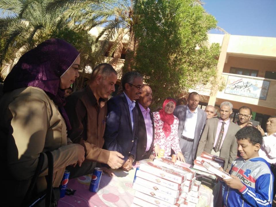 مستقبل وطن يوزع 100 عبوة من حلوي المولد النبوي علي تلاميذ الصم والتربية الفكرية بالوادي الجديد