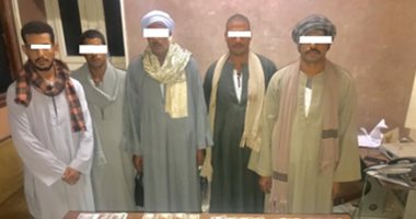 مباحث سوهاج تتمكن من ضبط 5 أشخاص لقيامهم بإختلاق واقعة سرقة 80 ألف جنيه بالإكراه