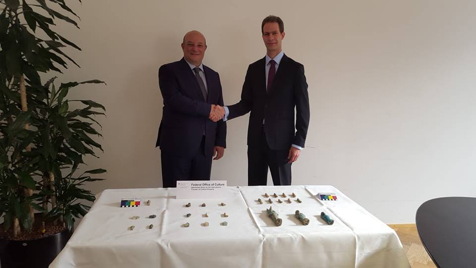 سفير مصر لدى سويسرا يتسلم 26 قطعة أثرية من السلطات السويسرية