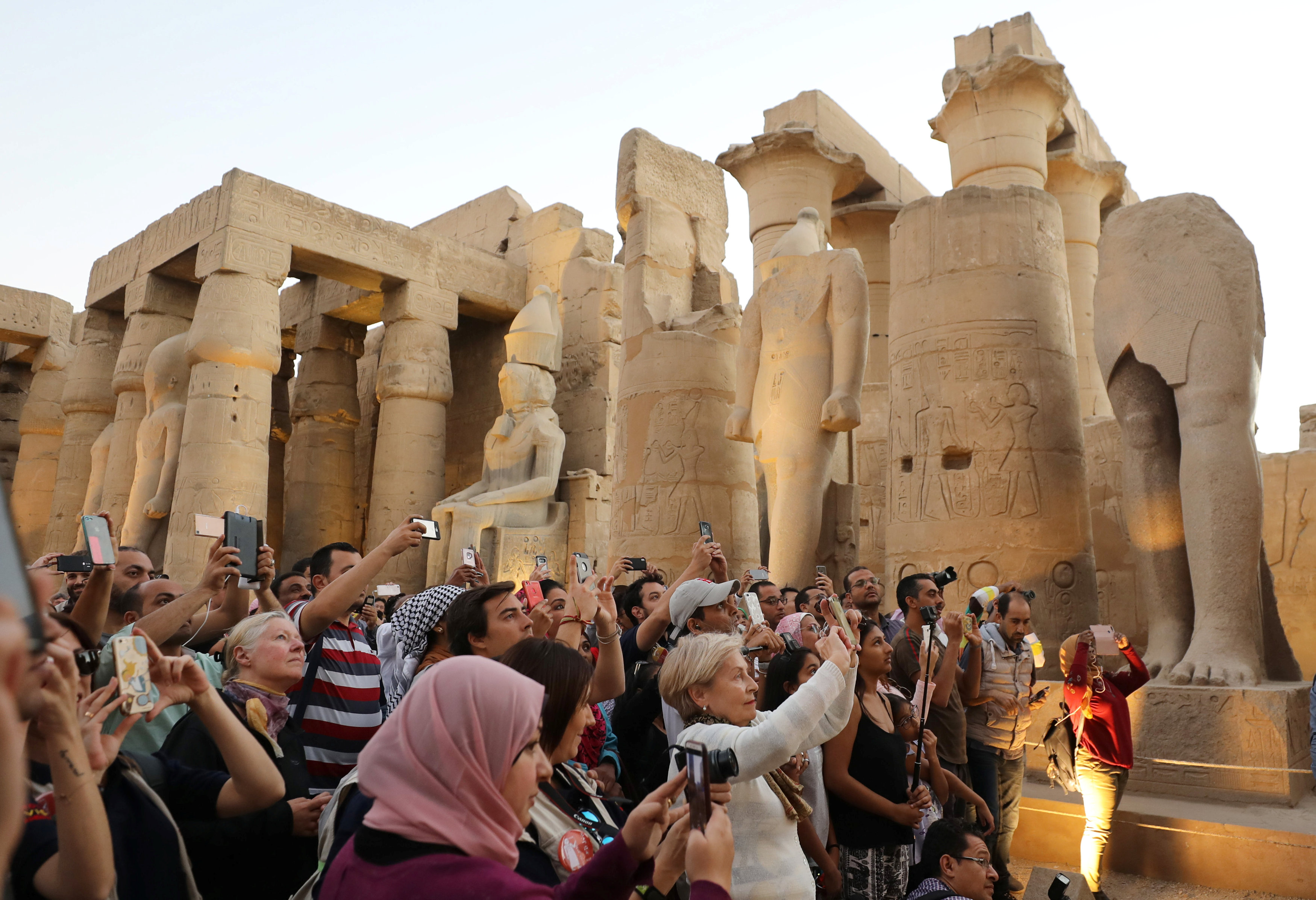 الأقصر تشهد توافد مئات السياح على معبد الكرنك