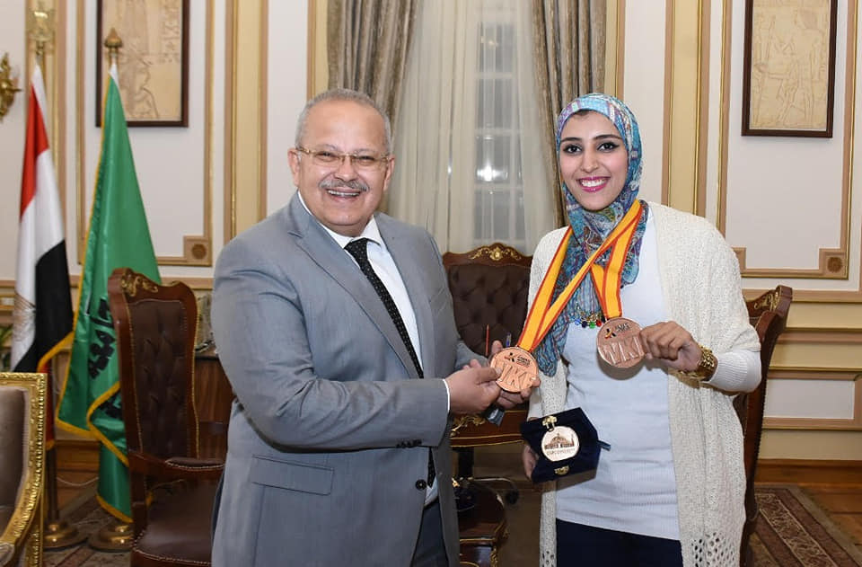رئيس جامعة القاهرة يكرم جيانا فاروق لحصولها علي المركز الثالث في بطولة العالم للكاراتيه بأسبانيا