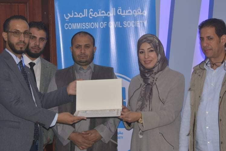 مفوضية المجتمع المدني بلدية سلوق تكرم رئيس منتدى تمكين المرأة والشباب