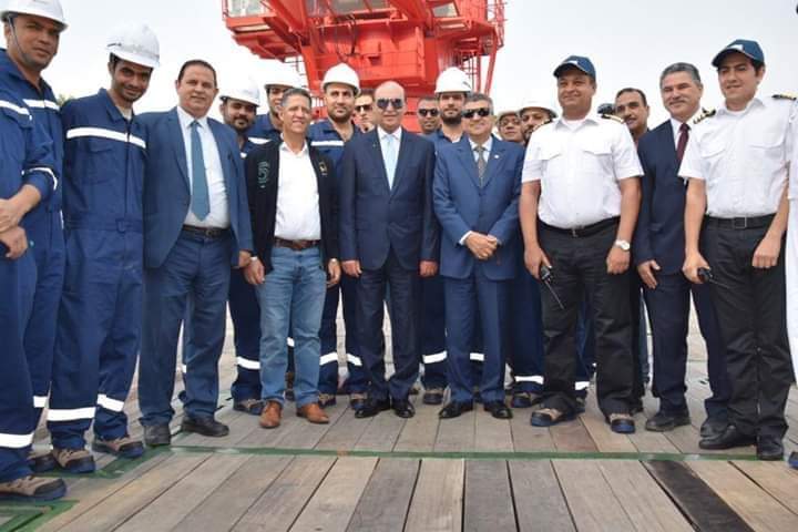 الفريق مهاب مميش يتفقد سفينة الخدمات البترولية  أمان