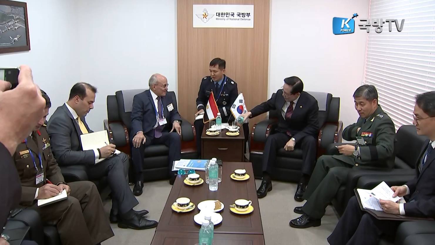 العصار يلتقي مع وزير دفاع كوريا الجنوبية على هامش معرضً ايديكس