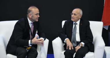 العصار يلتقي مع رئيس هيئة التسليح لدولة قبرص