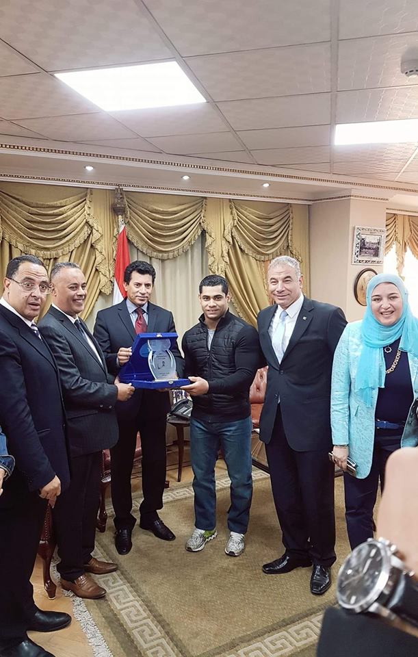”صبحي” يكرم بطل العالم لرفع الأثقال محمد ايهاب كأفضل رياضي عربي