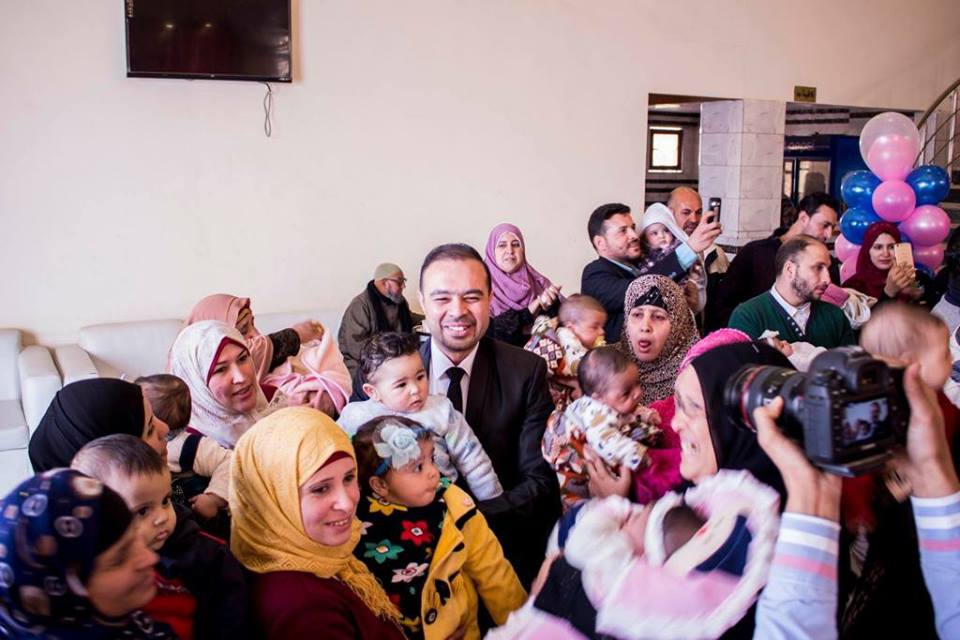 أمهات الدقهلية يحتفلن بطبيب مصرى  لإجراءه عمليات ناجحة فى الحقن المجهرى