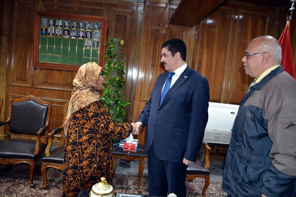 محافظ القليوبية يستقبل البائعة التى تم التعدى عليها بالضرب اثناء قيامها بالبيع