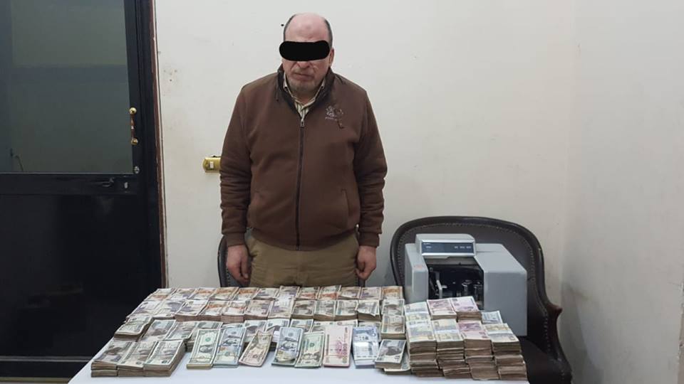 ضبط أحد الاشخاص بحوزته كميات من النقد الاجنبى للاتجار بالسوق السوداء