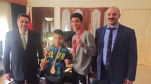 سفير مصر لدى الكويت يكرم أسامة ابو خضير ويوسف نابت