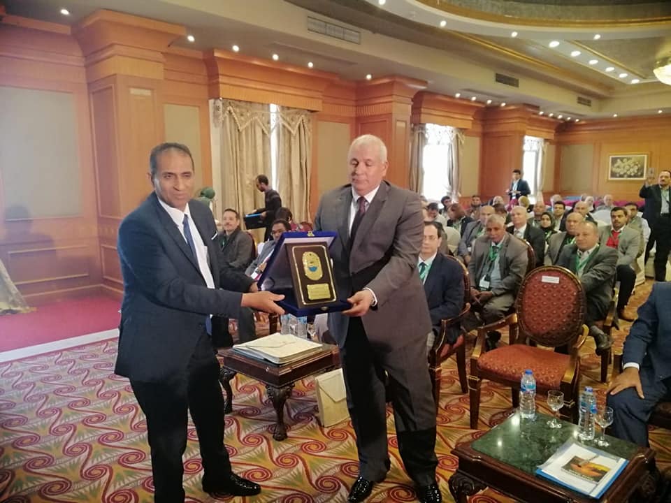 محافظ الوادى الجديد يشارك بالمؤتمر الأول لمنتجات النخيل الثانوية باسوان