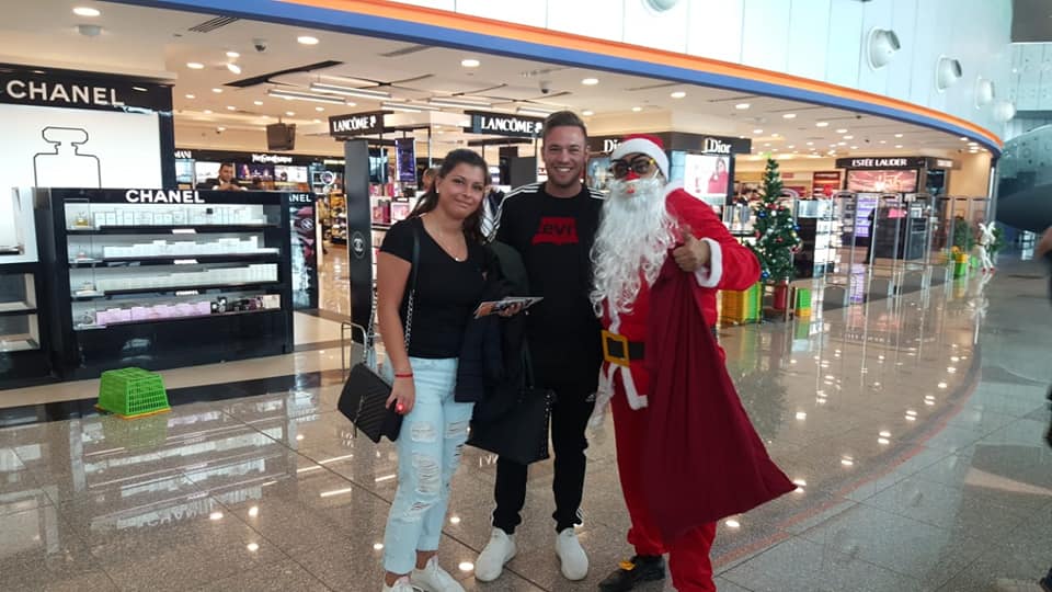 مطار الغردقة يشهد بابا نويل يوزع الهدايا علي الأطفال والمسافرين