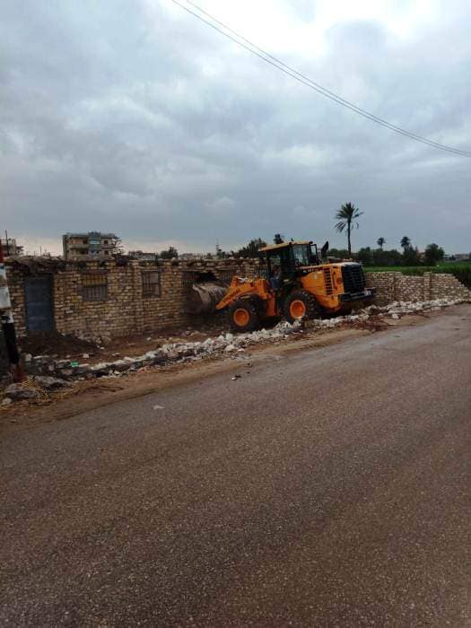 حملات مكبرة لإزالة تعديات البناء على الأراضى الزراعية والأدوار المخالفة بمحافظة الشرقية