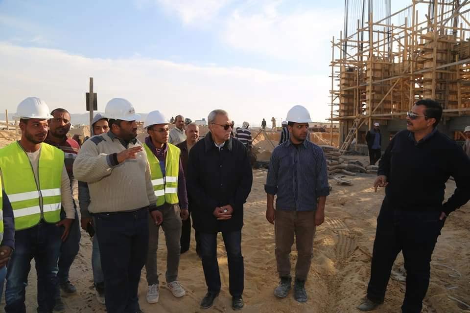 محافظ قنا يتفقد سير العمل في انشاءات محطة محولات نجع حمادي الجديدة