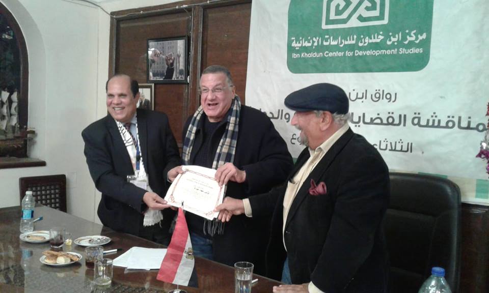 أستاذ علوم سياسية : دستور 1971 لم يسقط.. ودستور 2014 إخواني