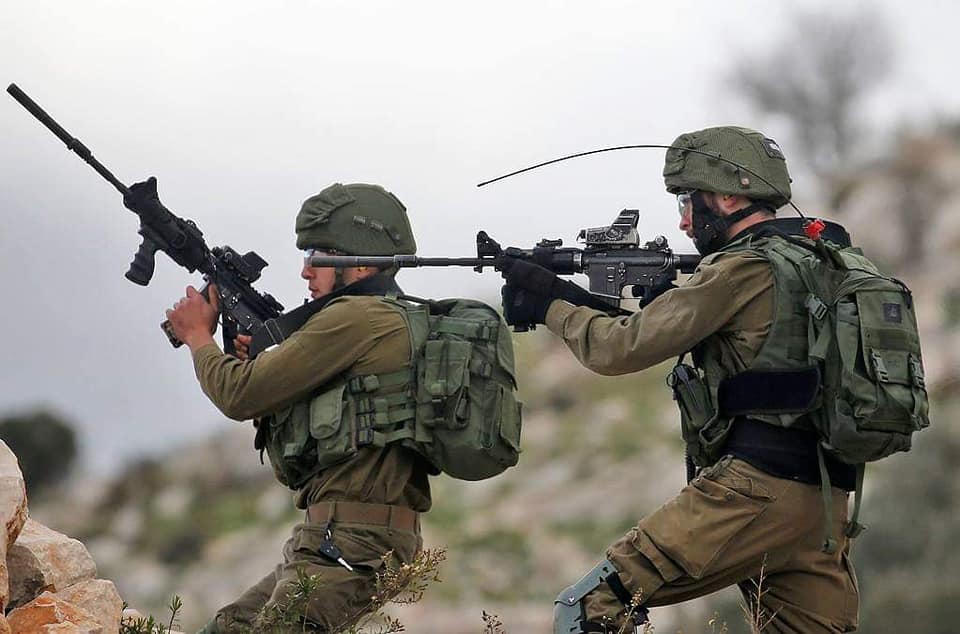 قوات الاحتلال الاسرائيلي تطلق قنابل الغاز بكثافة تجاه شبان فلسطينيون
