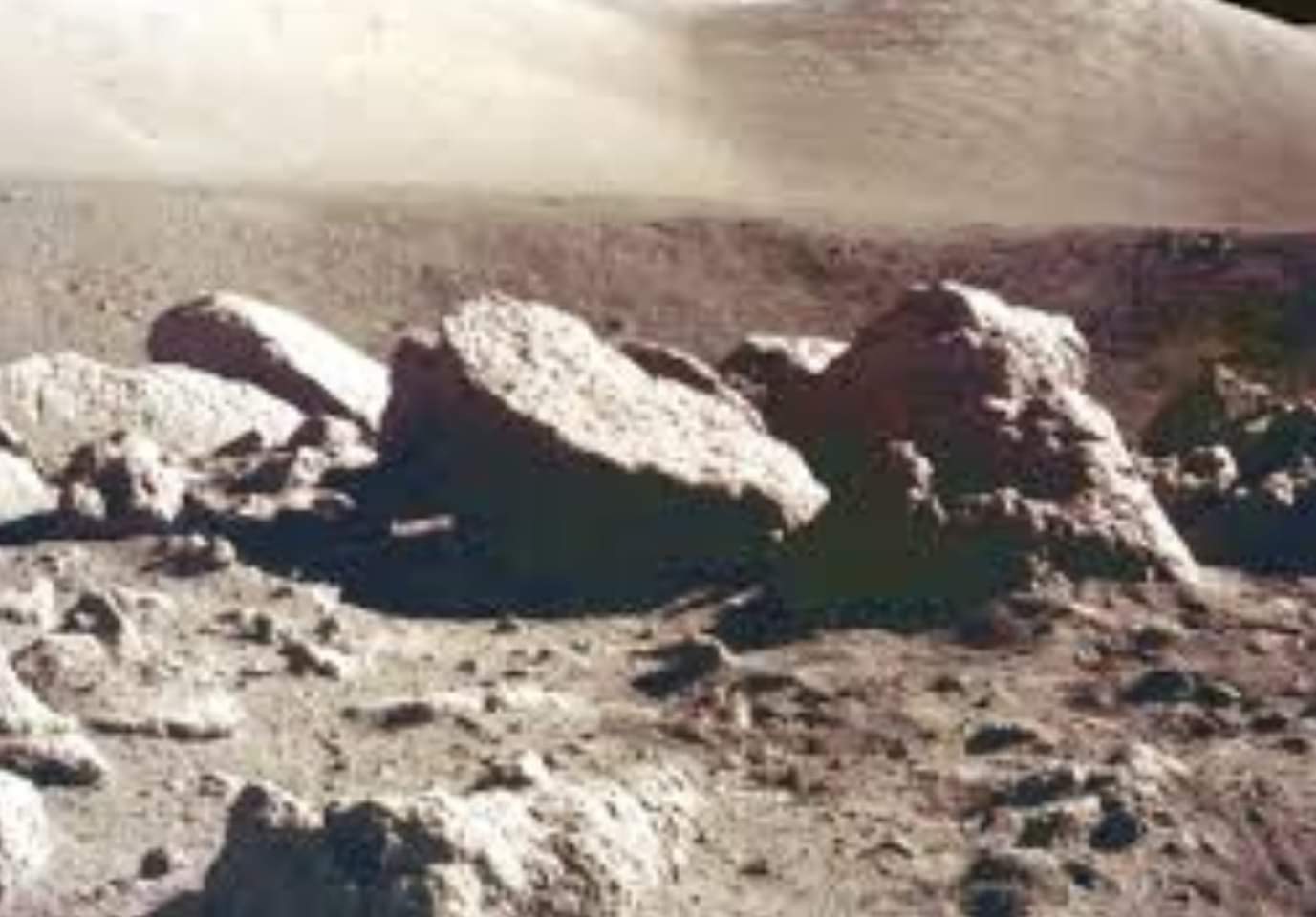 ” إيسا ” تسعى لاستخراج وقود الصواريخ من منجم على القمر