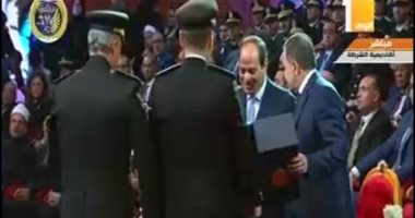 وزير الداخلية يهدي الرئيس السيسي هدية تذكارية احتفالا بعيد الشرطة