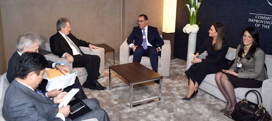 رئيس الوزراء يلتقي مع عدد من المسئولين بمنتدى دافوس