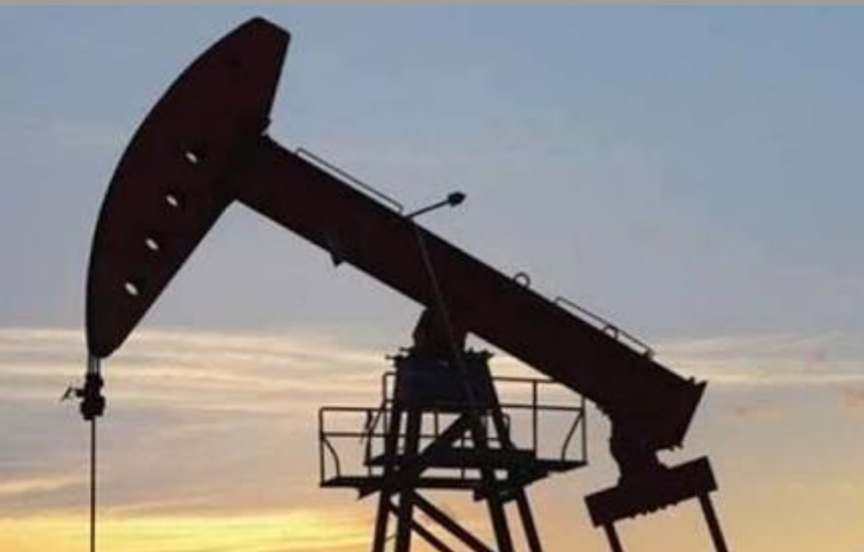 النفط يرتفع بنحو 1% في ظل العقوبات الأمريكية على فنزويلا