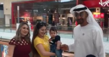 ولى عهد أبو ظبى يتجول بأحدي المولات التجارية