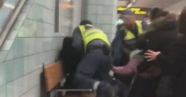 الشرطة السويدية تسحل سيدة حامل  بأحدي محطات المترو