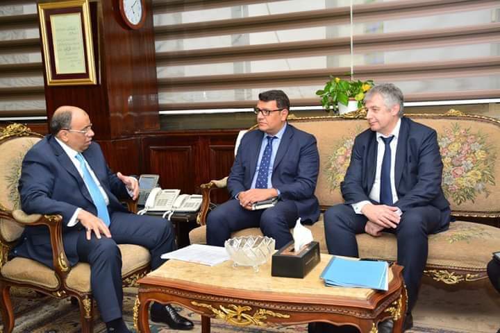 وزير التنمية المحلية يعقد اجتماعا مع وفد البنك الأوربي لمناقشة تنفيذ بعض المشروعات التنموية والبيئية
