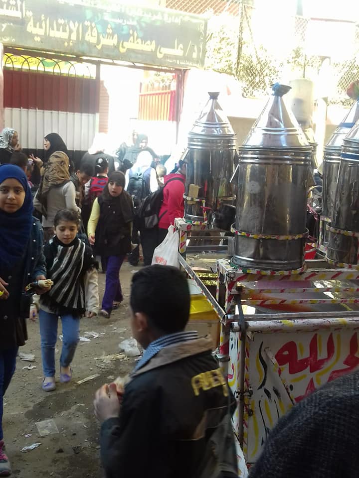 مدارس غرب شبرا الخيمة تستقبل الترم الدراسي الثاني بتلال من القمامة وانتشار الباعة الجائلين