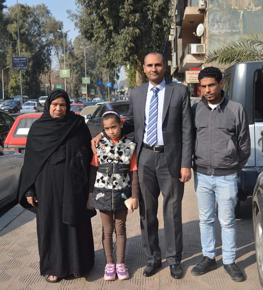 ابنة ووالدة ”شهيد الشهامة” يتسلمان تبرعات المصريين بالخارج