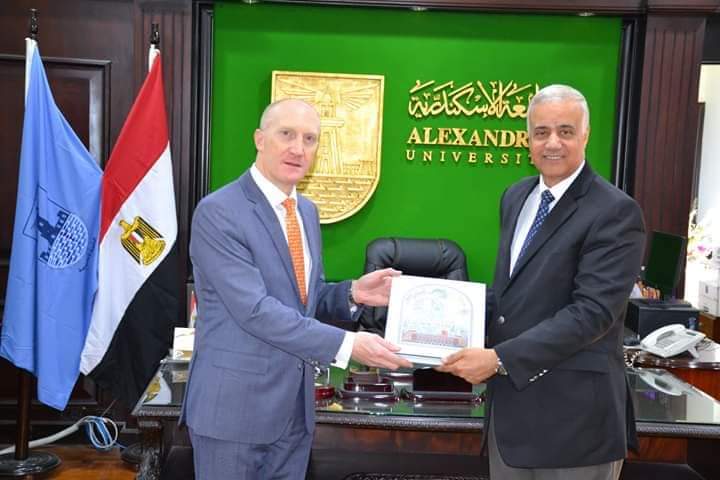 رئيس جامعة الإسكندرية يستقبل قنصل عام دولة لبنان