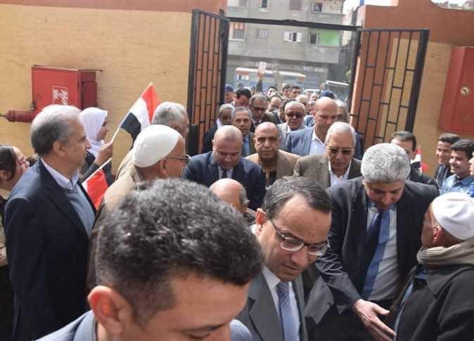 محافظ الدقهلية يتفقد مدرسة بالعطلة الرسمية وحضور التلاميذ بالزى المدرسى