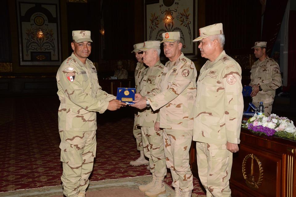 وزير الدفاع  يلتقى مع قادة وضباط الجيش الثانى الميداني