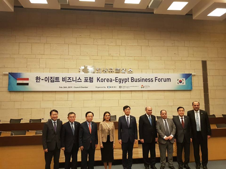 وزير المالية يتلقى شكر وتقدير من رئيس إحدى الشركات الكورية