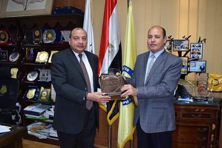 رئيس جامعة بني سويف يتسلم درع الجمعية المصرية للدراسات النفسية