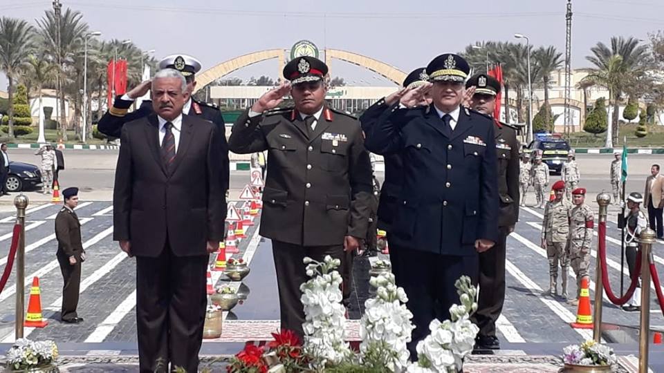 قائد الجيش الثالث ومحافظ السويس يضعان أكاليل الزهور على النصب التذكارى للجندى المجهول