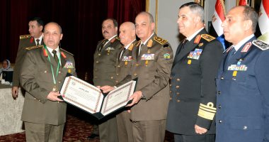 وزير الدفاع يشهد تكريم قادة القوات المسلحة المحالين للتقاعد