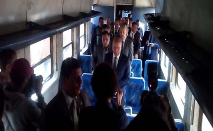 كامل الوزير  يتفقد حالة قطار الدرجة الثالثة