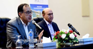 رئيس الوزراء يجتمع مع المطورين علي هامش جولته بالمنطقة الاقتصادية لقناة السويس