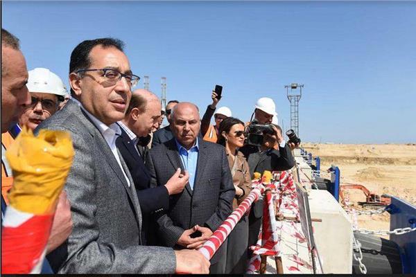 رئيس الوزراء يتفقد بعض المشروعات في المنطقة الاقتصادية لقناة السويس