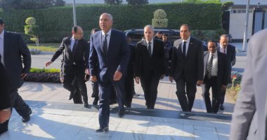 وزير النقل يتفقد محطة مصر لمتابعة انتظام حركة القطارات