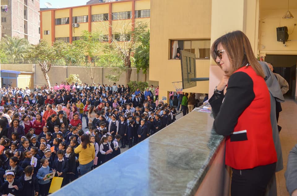 وزيرة الهجرة تهنئ معلمتها القديرة ”سير بولين” وتقضي يومًا معها بالزي المدرسي بمناسبة عيد الأم