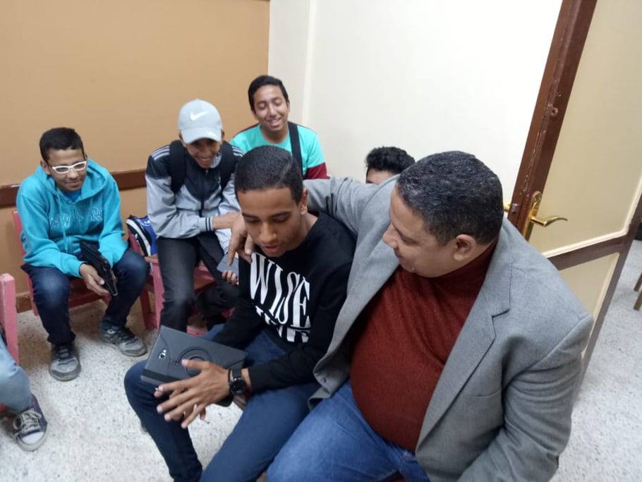 التداوي بين أبنائه طلاب الصف الأول الثانوي العام