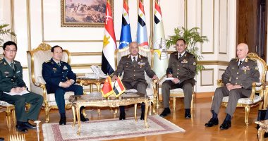 وزير الدفاع يبحث مجالات التعاون المشترك مع نظيره الصيني